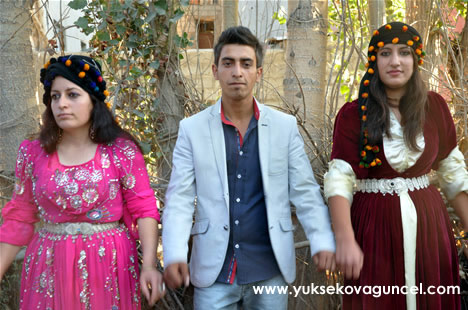 Yüksekova'da 22-23-Eylül 2012'de dünya evine giren çiftlerimizi sizlerler için sayfamıza taşıdık. Yüksekova Güncel Ailesi olarak tüm çiftlerimize mutluluklar dileriz. Fotoğraf & Görüntü: Yaşar KAPLAN- Sinan Akkurt