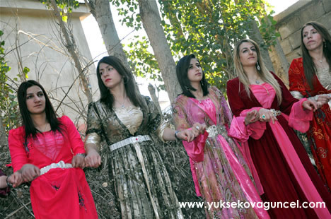 Yüksekova'da 22-23-Eylül 2012'de dünya evine giren çiftlerimizi sizlerler için sayfamıza taşıdık. Yüksekova Güncel Ailesi olarak tüm çiftlerimize mutluluklar dileriz. Fotoğraf & Görüntü: Yaşar KAPLAN- Sinan Akkurt