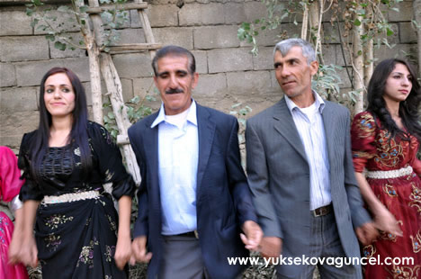 Yüksekova'da 22-23-Eylül 2012'de dünya evine giren çiftlerimizi sizlerler için sayfamıza taşıdık. Yüksekova Güncel Ailesi olarak tüm çiftlerimize mutluluklar dileriz. Fotoğraf & Görüntü: Yaşar KAPLAN- Sinan Akkurt