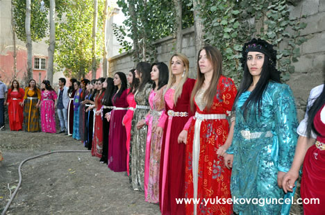 Yüksekova'da 22-23-Eylül 2012'de dünya evine giren çiftlerimizi sizlerler için sayfamıza taşıdık. Yüksekova Güncel Ailesi olarak tüm çiftlerimize mutluluklar dileriz. Fotoğraf & Görüntü: Yaşar KAPLAN- Sinan Akkurt