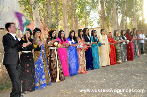 Yüksekova'da 22-23-Eylül 2012'de dünya evine giren çiftlerimizi sizlerler için sayfamıza taşıdık. Yüksekova Güncel Ailesi olarak tüm çiftlerimize mutluluklar dileriz. Fotoğraf & Görüntü: Yaşar KAPLAN- Sinan Akkurt