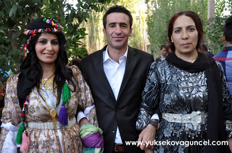 Yüksekova'da 22-23-Eylül 2012'de dünya evine giren çiftlerimizi sizlerler için sayfamıza taşıdık. Yüksekova Güncel Ailesi olarak tüm çiftlerimize mutluluklar dileriz. Fotoğraf & Görüntü: Yaşar KAPLAN- Sinan Akkurt