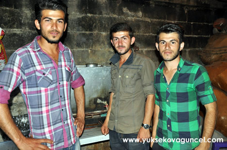 Yüksekova'da 22-23-Eylül 2012'de dünya evine giren çiftlerimizi sizlerler için sayfamıza taşıdık. Yüksekova Güncel Ailesi olarak tüm çiftlerimize mutluluklar dileriz. Fotoğraf & Görüntü: Yaşar KAPLAN- Sinan Akkurt