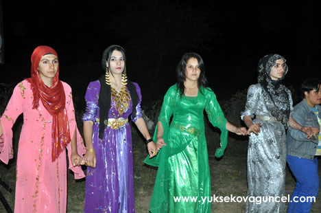 Yüksekova'da 22-23-Eylül 2012'de dünya evine giren çiftlerimizi sizlerler için sayfamıza taşıdık. Yüksekova Güncel Ailesi olarak tüm çiftlerimize mutluluklar dileriz. Fotoğraf & Görüntü: Yaşar KAPLAN- Sinan Akkurt