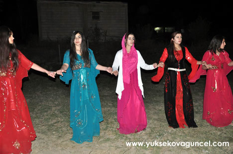 Yüksekova'da 22-23-Eylül 2012'de dünya evine giren çiftlerimizi sizlerler için sayfamıza taşıdık. Yüksekova Güncel Ailesi olarak tüm çiftlerimize mutluluklar dileriz. Fotoğraf & Görüntü: Yaşar KAPLAN- Sinan Akkurt