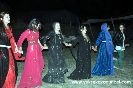 Yüksekova'da 22-23-Eylül 2012'de dünya evine giren çiftlerimizi sizlerler için sayfamıza taşıdık. Yüksekova Güncel Ailesi olarak tüm çiftlerimize mutluluklar dileriz. Fotoğraf & Görüntü: Yaşar KAPLAN- Sinan Akkurt