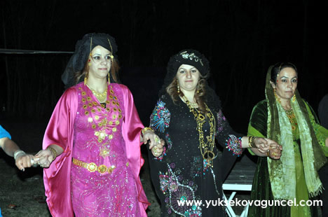 Yüksekova'da 22-23-Eylül 2012'de dünya evine giren çiftlerimizi sizlerler için sayfamıza taşıdık. Yüksekova Güncel Ailesi olarak tüm çiftlerimize mutluluklar dileriz. Fotoğraf & Görüntü: Yaşar KAPLAN- Sinan Akkurt