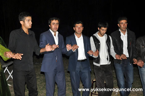 Yüksekova'da 22-23-Eylül 2012'de dünya evine giren çiftlerimizi sizlerler için sayfamıza taşıdık. Yüksekova Güncel Ailesi olarak tüm çiftlerimize mutluluklar dileriz. Fotoğraf & Görüntü: Yaşar KAPLAN- Sinan Akkurt