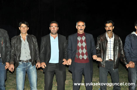 Yüksekova'da 22-23-Eylül 2012'de dünya evine giren çiftlerimizi sizlerler için sayfamıza taşıdık. Yüksekova Güncel Ailesi olarak tüm çiftlerimize mutluluklar dileriz. Fotoğraf & Görüntü: Yaşar KAPLAN- Sinan Akkurt