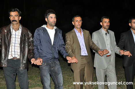 Yüksekova'da 22-23-Eylül 2012'de dünya evine giren çiftlerimizi sizlerler için sayfamıza taşıdık. Yüksekova Güncel Ailesi olarak tüm çiftlerimize mutluluklar dileriz. Fotoğraf & Görüntü: Yaşar KAPLAN- Sinan Akkurt