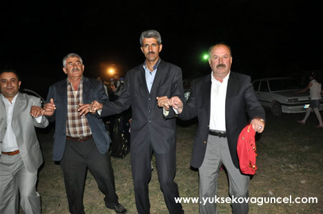 Yüksekova'da 22-23-Eylül 2012'de dünya evine giren çiftlerimizi sizlerler için sayfamıza taşıdık. Yüksekova Güncel Ailesi olarak tüm çiftlerimize mutluluklar dileriz. Fotoğraf & Görüntü: Yaşar KAPLAN- Sinan Akkurt