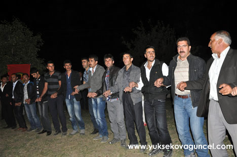 Yüksekova'da 22-23-Eylül 2012'de dünya evine giren çiftlerimizi sizlerler için sayfamıza taşıdık. Yüksekova Güncel Ailesi olarak tüm çiftlerimize mutluluklar dileriz. Fotoğraf & Görüntü: Yaşar KAPLAN- Sinan Akkurt