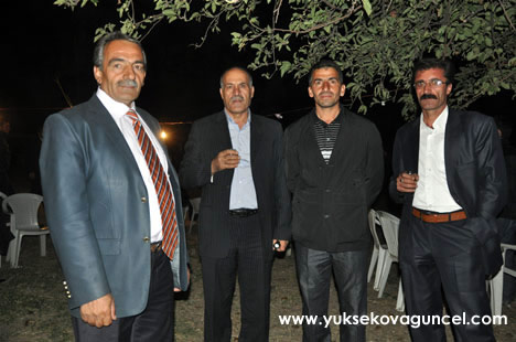 Yüksekova'da 22-23-Eylül 2012'de dünya evine giren çiftlerimizi sizlerler için sayfamıza taşıdık. Yüksekova Güncel Ailesi olarak tüm çiftlerimize mutluluklar dileriz. Fotoğraf & Görüntü: Yaşar KAPLAN- Sinan Akkurt