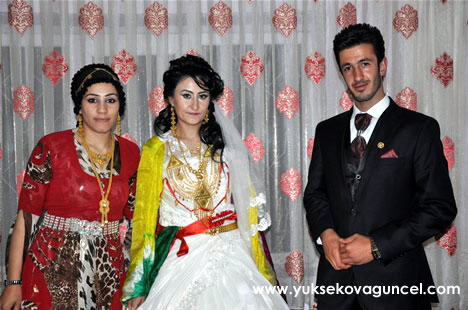 Yüksekova'da 22-23-Eylül 2012'de dünya evine giren çiftlerimizi sizlerler için sayfamıza taşıdık. Yüksekova Güncel Ailesi olarak tüm çiftlerimize mutluluklar dileriz. Fotoğraf & Görüntü: Yaşar KAPLAN- Sinan Akkurt