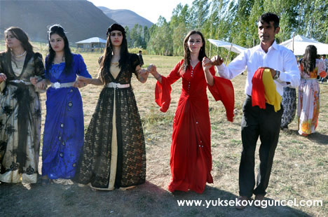 Yüksekova'da 22-23-Eylül 2012'de dünya evine giren çiftlerimizi sizlerler için sayfamıza taşıdık. Yüksekova Güncel Ailesi olarak tüm çiftlerimize mutluluklar dileriz. Fotoğraf & Görüntü: Yaşar KAPLAN- Sinan Akkurt