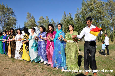 Yüksekova'da 22-23-Eylül 2012'de dünya evine giren çiftlerimizi sizlerler için sayfamıza taşıdık. Yüksekova Güncel Ailesi olarak tüm çiftlerimize mutluluklar dileriz. Fotoğraf & Görüntü: Yaşar KAPLAN- Sinan Akkurt