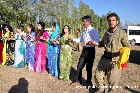 Yüksekova'da 22-23-Eylül 2012'de dünya evine giren çiftlerimizi sizlerler için sayfamıza taşıdık. Yüksekova Güncel Ailesi olarak tüm çiftlerimize mutluluklar dileriz. Fotoğraf & Görüntü: Yaşar KAPLAN- Sinan Akkurt