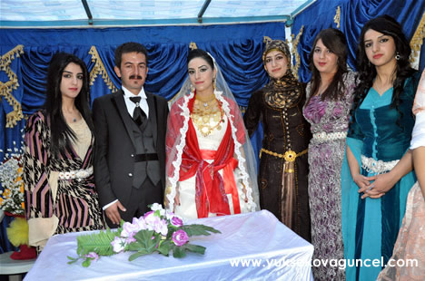 Yüksekova'da 22-23-Eylül 2012'de dünya evine giren çiftlerimizi sizlerler için sayfamıza taşıdık. Yüksekova Güncel Ailesi olarak tüm çiftlerimize mutluluklar dileriz. Fotoğraf & Görüntü: Yaşar KAPLAN- Sinan Akkurt