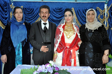 Yüksekova'da 22-23-Eylül 2012'de dünya evine giren çiftlerimizi sizlerler için sayfamıza taşıdık. Yüksekova Güncel Ailesi olarak tüm çiftlerimize mutluluklar dileriz. Fotoğraf & Görüntü: Yaşar KAPLAN- Sinan Akkurt