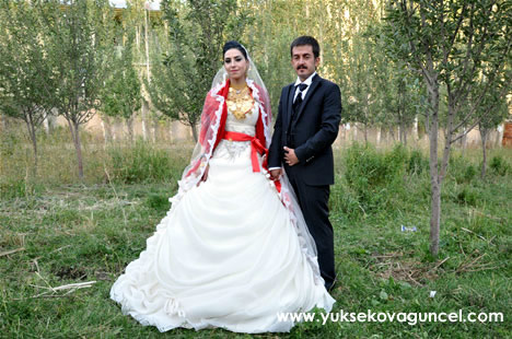 Yüksekova'da 22-23-Eylül 2012'de dünya evine giren çiftlerimizi sizlerler için sayfamıza taşıdık. Yüksekova Güncel Ailesi olarak tüm çiftlerimize mutluluklar dileriz. Fotoğraf & Görüntü: Yaşar KAPLAN- Sinan Akkurt