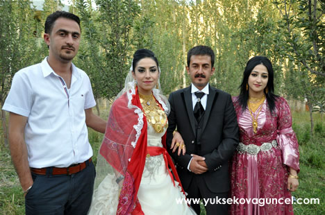 Yüksekova'da 22-23-Eylül 2012'de dünya evine giren çiftlerimizi sizlerler için sayfamıza taşıdık. Yüksekova Güncel Ailesi olarak tüm çiftlerimize mutluluklar dileriz. Fotoğraf & Görüntü: Yaşar KAPLAN- Sinan Akkurt