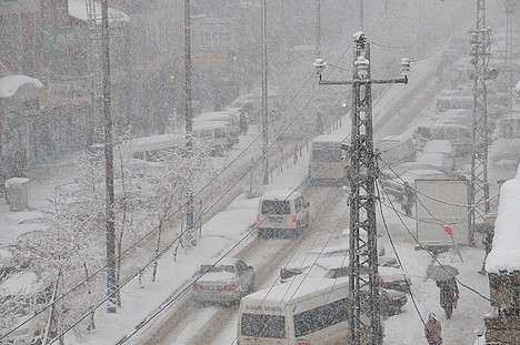 Yüksekova'da Lapa Lapa Kar yağışı (İshak Kara'nın Objektifinden)