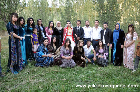 Yüksekova'da 22-23-Eylül 2012'de dünya evine giren çiftlerimizi sizlerler için sayfamıza taşıdık. Yüksekova Güncel Ailesi olarak tüm çiftlerimize mutluluklar dileriz. Fotoğraf & Görüntü: Yaşar KAPLAN- Sinan Akkurt