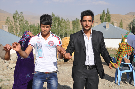 Yüksekova'da 22-23-Eylül 2012'de dünya evine giren çiftlerimizi sizlerler için sayfamıza taşıdık. Yüksekova Güncel Ailesi olarak tüm çiftlerimize mutluluklar dileriz. Fotoğraf & Görüntü: Yaşar KAPLAN- Sinan Akkurt