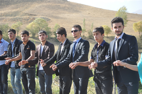 Yüksekova'da 22-23-Eylül 2012'de dünya evine giren çiftlerimizi sizlerler için sayfamıza taşıdık. Yüksekova Güncel Ailesi olarak tüm çiftlerimize mutluluklar dileriz. Fotoğraf & Görüntü: Yaşar KAPLAN- Sinan Akkurt