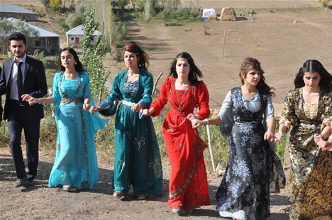 Yüksekova'da 22-23-Eylül 2012'de dünya evine giren çiftlerimizi sizlerler için sayfamıza taşıdık. Yüksekova Güncel Ailesi olarak tüm çiftlerimize mutluluklar dileriz. Fotoğraf & Görüntü: Yaşar KAPLAN- Sinan Akkurt