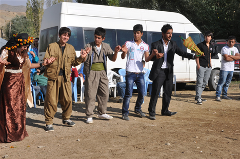 Yüksekova'da 22-23-Eylül 2012'de dünya evine giren çiftlerimizi sizlerler için sayfamıza taşıdık. Yüksekova Güncel Ailesi olarak tüm çiftlerimize mutluluklar dileriz. Fotoğraf & Görüntü: Yaşar KAPLAN- Sinan Akkurt