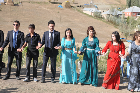 Yüksekova'da 22-23-Eylül 2012'de dünya evine giren çiftlerimizi sizlerler için sayfamıza taşıdık. Yüksekova Güncel Ailesi olarak tüm çiftlerimize mutluluklar dileriz. Fotoğraf & Görüntü: Yaşar KAPLAN- Sinan Akkurt