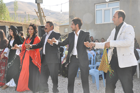 Yüksekova'da 22-23-Eylül 2012'de dünya evine giren çiftlerimizi sizlerler için sayfamıza taşıdık. Yüksekova Güncel Ailesi olarak tüm çiftlerimize mutluluklar dileriz. Fotoğraf & Görüntü: Yaşar KAPLAN- Sinan Akkurt