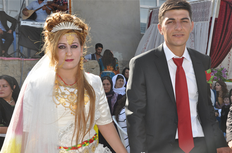 Yüksekova'da 22-23-Eylül 2012'de dünya evine giren çiftlerimizi sizlerler için sayfamıza taşıdık. Yüksekova Güncel Ailesi olarak tüm çiftlerimize mutluluklar dileriz. Fotoğraf & Görüntü: Yaşar KAPLAN- Sinan Akkurt