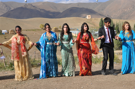 Yüksekova'da 22-23-Eylül 2012'de dünya evine giren çiftlerimizi sizlerler için sayfamıza taşıdık. Yüksekova Güncel Ailesi olarak tüm çiftlerimize mutluluklar dileriz. Fotoğraf & Görüntü: Yaşar KAPLAN- Sinan Akkurt