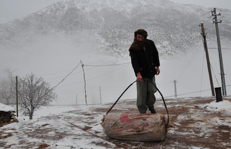 Yüksekova'da Lapa Lapa Kar yağışı (İshak Kara'nın Objektifinden)