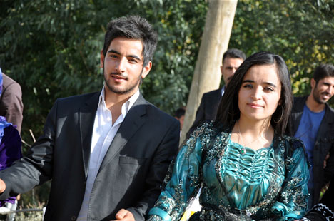 Yüksekova'da 22-23-Eylül 2012'de dünya evine giren çiftlerimizi sizlerler için sayfamıza taşıdık. Yüksekova Güncel Ailesi olarak tüm çiftlerimize mutluluklar dileriz. Fotoğraf & Görüntü: Yaşar KAPLAN- Sinan Akkurt