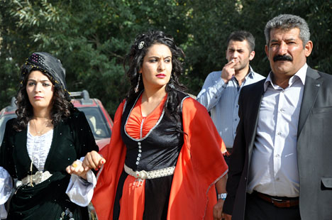 Yüksekova'da 22-23-Eylül 2012'de dünya evine giren çiftlerimizi sizlerler için sayfamıza taşıdık. Yüksekova Güncel Ailesi olarak tüm çiftlerimize mutluluklar dileriz. Fotoğraf & Görüntü: Yaşar KAPLAN- Sinan Akkurt