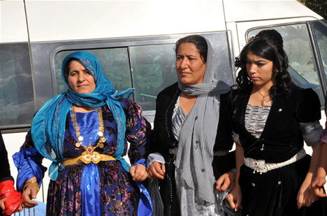 Yüksekova'da 22-23-Eylül 2012'de dünya evine giren çiftlerimizi sizlerler için sayfamıza taşıdık. Yüksekova Güncel Ailesi olarak tüm çiftlerimize mutluluklar dileriz. Fotoğraf & Görüntü: Yaşar KAPLAN- Sinan Akkurt