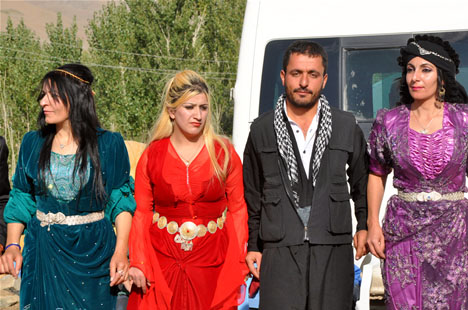 Yüksekova'da 22-23-Eylül 2012'de dünya evine giren çiftlerimizi sizlerler için sayfamıza taşıdık. Yüksekova Güncel Ailesi olarak tüm çiftlerimize mutluluklar dileriz. Fotoğraf & Görüntü: Yaşar KAPLAN- Sinan Akkurt