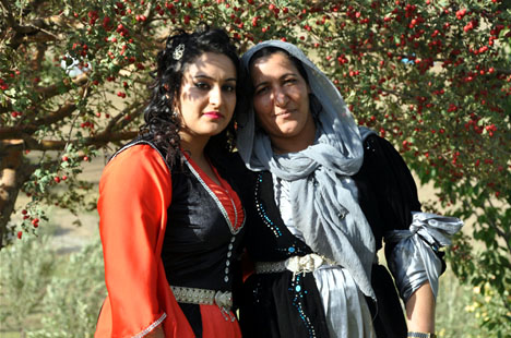 Yüksekova'da 22-23-Eylül 2012'de dünya evine giren çiftlerimizi sizlerler için sayfamıza taşıdık. Yüksekova Güncel Ailesi olarak tüm çiftlerimize mutluluklar dileriz. Fotoğraf & Görüntü: Yaşar KAPLAN- Sinan Akkurt