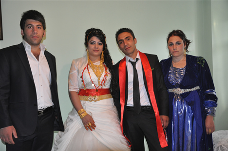 Yüksekova'da 22-23-Eylül 2012'de dünya evine giren çiftlerimizi sizlerler için sayfamıza taşıdık. Yüksekova Güncel Ailesi olarak tüm çiftlerimize mutluluklar dileriz. Fotoğraf & Görüntü: Yaşar KAPLAN- Sinan Akkurt