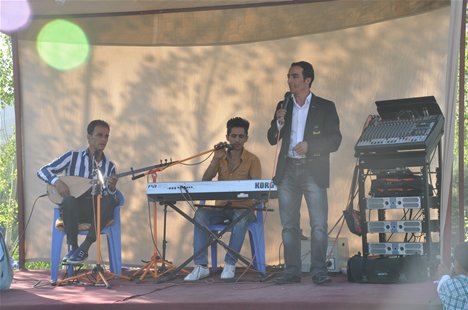 Yüksekova'da 22-23-Eylül 2012'de dünya evine giren çiftlerimizi sizlerler için sayfamıza taşıdık. Yüksekova Güncel Ailesi olarak tüm çiftlerimize mutluluklar dileriz. Fotoğraf & Görüntü: Yaşar KAPLAN- Sinan Akkurt