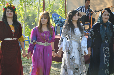 Yüksekova'da 22-23-Eylül 2012'de dünya evine giren çiftlerimizi sizlerler için sayfamıza taşıdık. Yüksekova Güncel Ailesi olarak tüm çiftlerimize mutluluklar dileriz. Fotoğraf & Görüntü: Yaşar KAPLAN- Sinan Akkurt