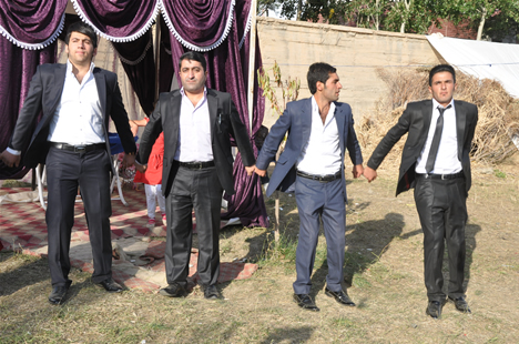 Yüksekova'da 22-23-Eylül 2012'de dünya evine giren çiftlerimizi sizlerler için sayfamıza taşıdık. Yüksekova Güncel Ailesi olarak tüm çiftlerimize mutluluklar dileriz. Fotoğraf & Görüntü: Yaşar KAPLAN- Sinan Akkurt