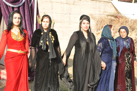 Yüksekova'da 22-23-Eylül 2012'de dünya evine giren çiftlerimizi sizlerler için sayfamıza taşıdık. Yüksekova Güncel Ailesi olarak tüm çiftlerimize mutluluklar dileriz. Fotoğraf & Görüntü: Yaşar KAPLAN- Sinan Akkurt