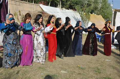 Yüksekova'da 22-23-Eylül 2012'de dünya evine giren çiftlerimizi sizlerler için sayfamıza taşıdık. Yüksekova Güncel Ailesi olarak tüm çiftlerimize mutluluklar dileriz. Fotoğraf & Görüntü: Yaşar KAPLAN- Sinan Akkurt