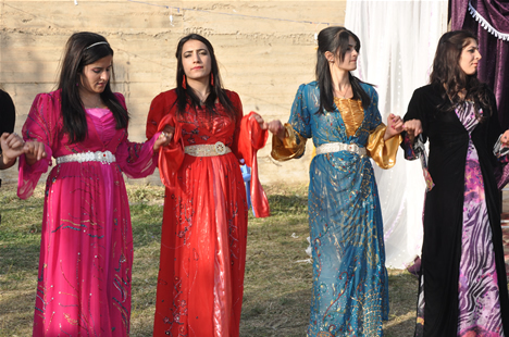 Yüksekova'da 22-23-Eylül 2012'de dünya evine giren çiftlerimizi sizlerler için sayfamıza taşıdık. Yüksekova Güncel Ailesi olarak tüm çiftlerimize mutluluklar dileriz. Fotoğraf & Görüntü: Yaşar KAPLAN- Sinan Akkurt