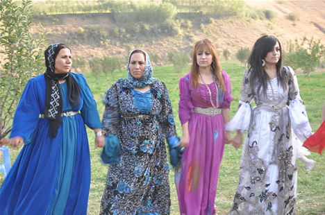 Yüksekova'da 22-23-Eylül 2012'de dünya evine giren çiftlerimizi sizlerler için sayfamıza taşıdık. Yüksekova Güncel Ailesi olarak tüm çiftlerimize mutluluklar dileriz. Fotoğraf & Görüntü: Yaşar KAPLAN- Sinan Akkurt