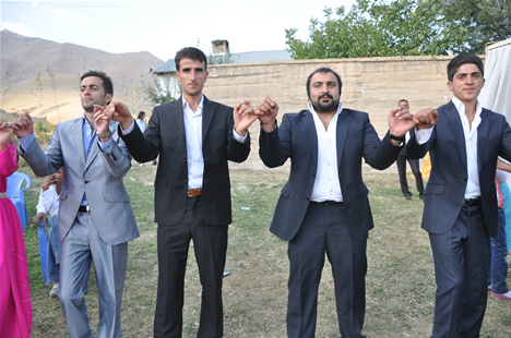 Yüksekova'da 22-23-Eylül 2012'de dünya evine giren çiftlerimizi sizlerler için sayfamıza taşıdık. Yüksekova Güncel Ailesi olarak tüm çiftlerimize mutluluklar dileriz. Fotoğraf & Görüntü: Yaşar KAPLAN- Sinan Akkurt